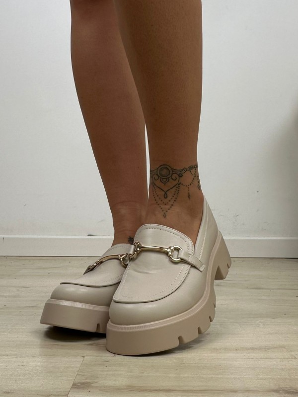 MOCASSINI CON FIBBIA BEIGE